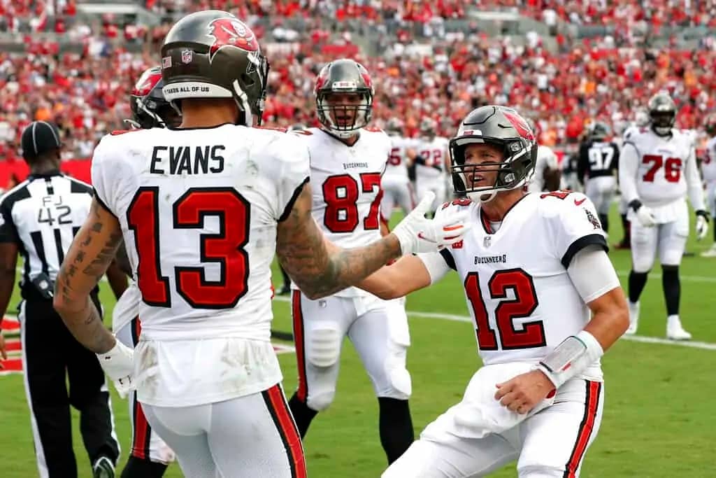 Best NFL Totals and Prop Bets in Buccaneers-Cardinals Sunday Night Game