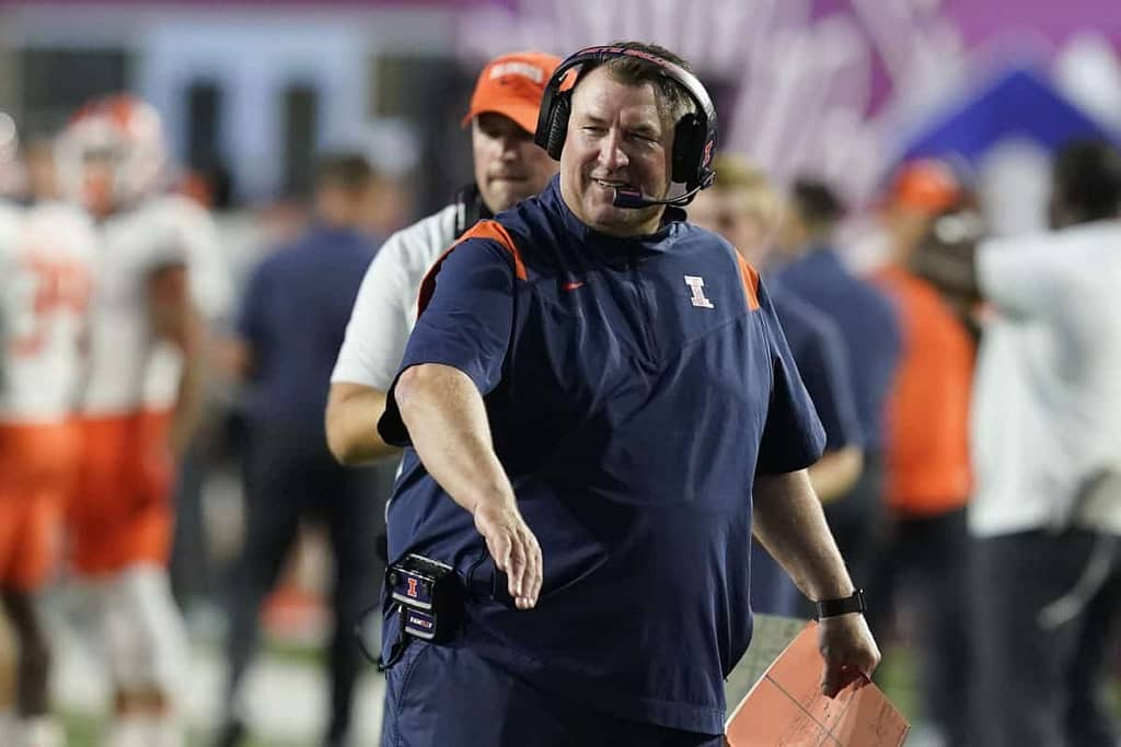 We'll tackle the best college football expert picks against the spread for Week 5, including a wager for the Illinois Fighting Illini...